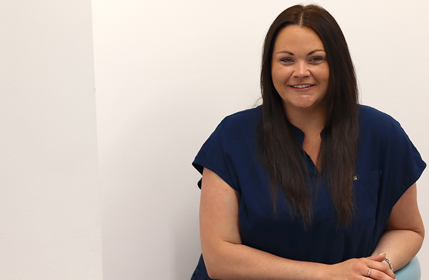 Kelly (Nyrs Ddeintyddol)